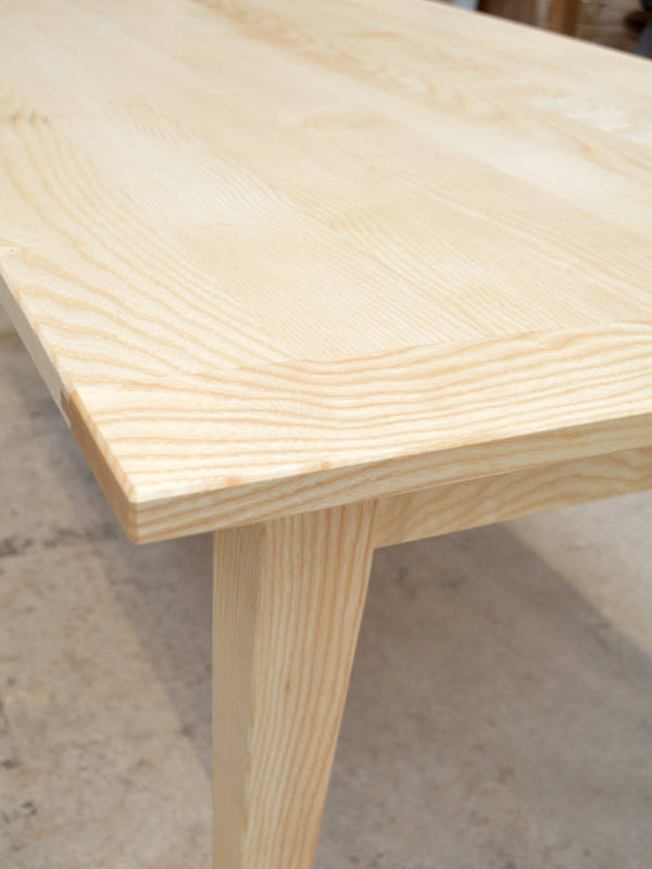 Table avec pieds gainées en frêne